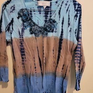 Blue and Tan Graphic V-Neck Blouse with Long Sleeves